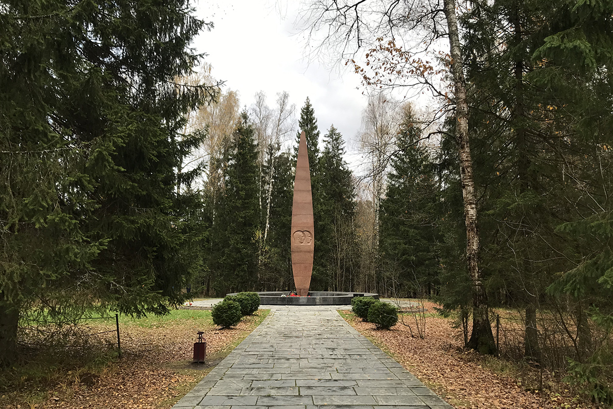 Мемориал на месте гибели героев Гагарина и Серёгина